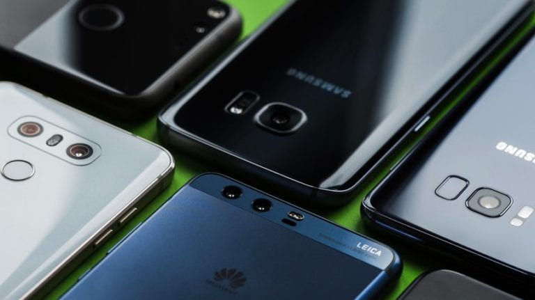 Vânzările globale de smartphone-uri vor scădea cu aproape 12% în acest an, la 1,2 miliarde de unităţi, potrivit estimărilor firmei IDC