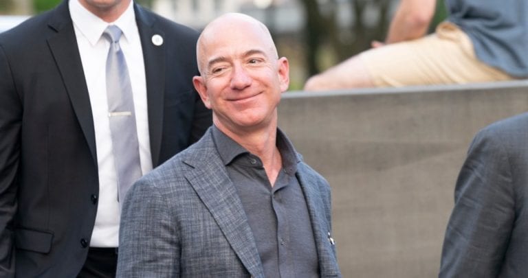 Jeff Bezos este atât de bogat încât a stabilit și un nou record