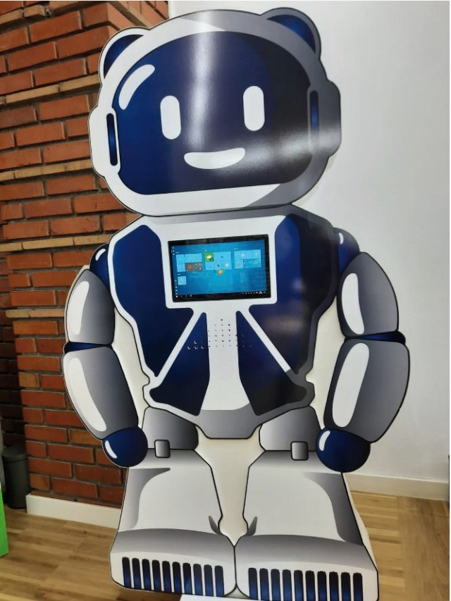 Cristian Lăcraru, un antreprenor din IT, a dezvoltat un robot educaţional care să simplifice învăţământul hibrid. „Până în toamnă vreau să vând 50 de bucăţi“