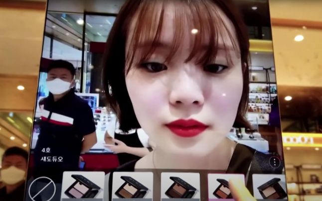 O oglindă bazată pe AR îţi permite să testezi cosmetice fără să le atingi O oglindă bazată pe AR îţi permite să testezi cosmetice fără să le atingi