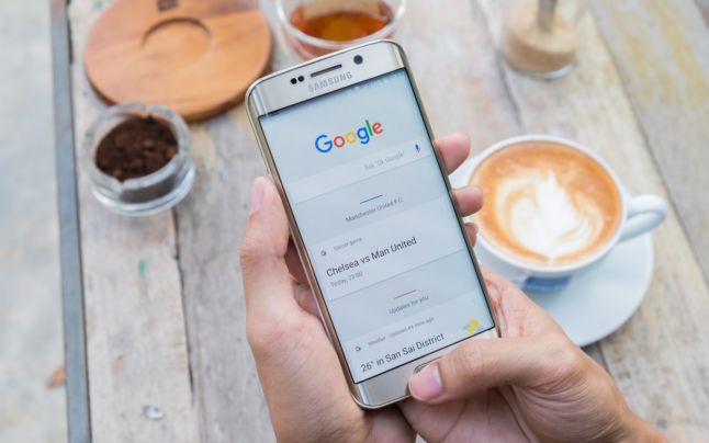 Google vrea să fie mai vizibil pe telefoanele Samsung