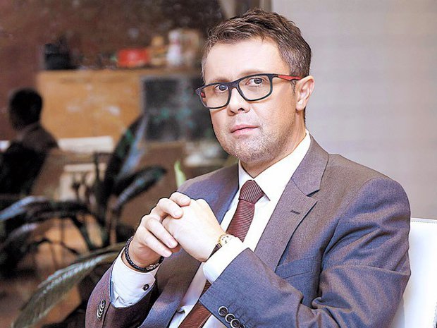 Altex va angaja 1.000 de oameni pentru a susţine extinderea reţelei. Retailerul electro-IT are peste 3.500 de angajaţi şi este unul dintre cei mai mari angajatori cu capital privat românesc Altex va angaja 1.000 de oameni pentru a susţine extinderea reţelei. Retailerul electro-IT are peste 3.500 de angajaţi şi este unul dintre cei mai mari angajatori cu capital privat românesc