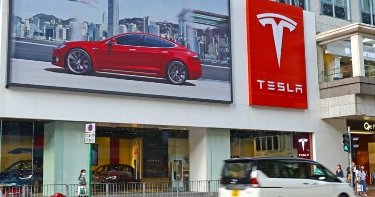 Românii cu bani au cumpărat acțiuni Tesla, Microsoft și Facebook în pandemie