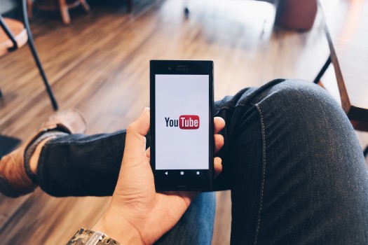 YouTube nu poate fi obligat să divulge datele de identificare ale utilizatorilor care încarcă filme piratate YouTube nu poate fi obligat să divulge datele de identificare ale utilizatorilor care încarcă filme piratate