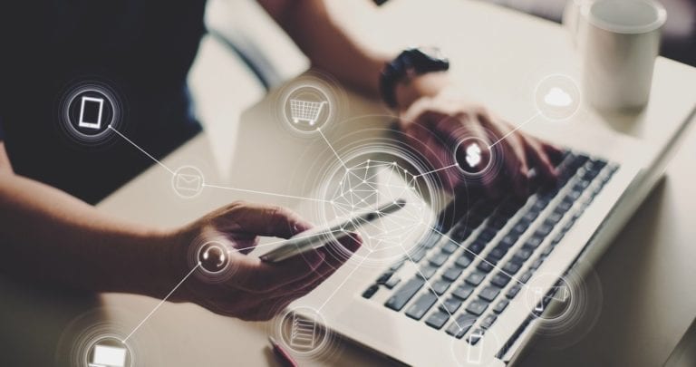 Românii vor putea plăti online taxele pentru pașaport și permis auto Românii vor putea plăti online taxele pentru pașaport și permis auto
