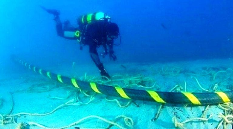 O companie georgiană pregătește construcția unui cablu submarin de internet, ce va lega Georgia de România