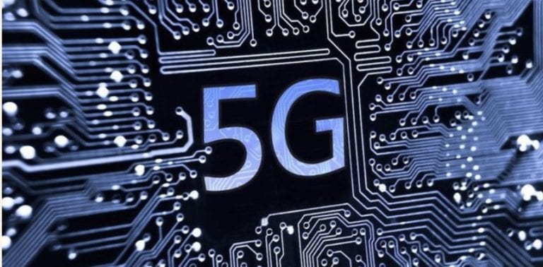 Ministerul Transporturilor a scos discret o nouă variantă a “legii 5G”, prin care corectează probleme reclamate de giganţii Orange, Vodafone şi Telekom. Dispare amenda de 10% din cifra de afaceri şi se lămureşte pentru câţi ani mai pot fi folosite echipamentele producătorilor care pierd avizul CSAT