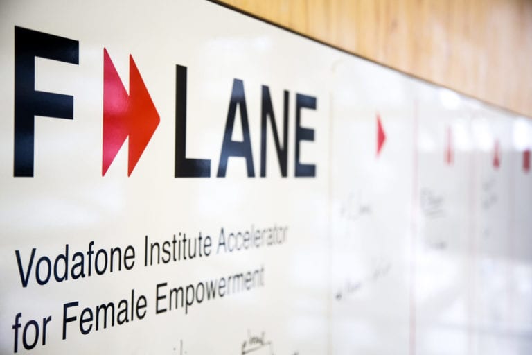 Acceleratorul F-LANE by Vodafone Institute susţine 10 start-up-uri cu proiecte tech pentru sprijinirea femeilor