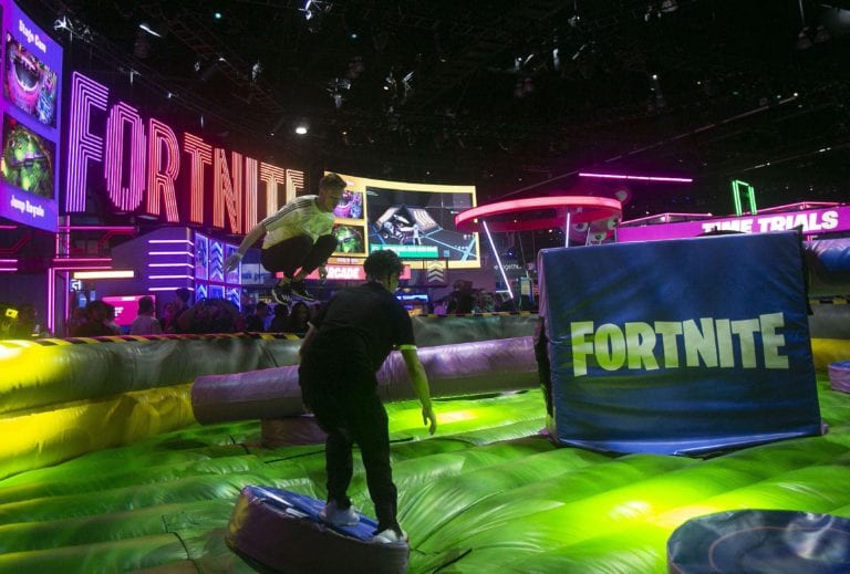 Unul dintre cele mai populare jocuri din lume primeşte o lovitură: Fortnite a pierdut peste 200 de milioane de jucători, după ce Apple a scos jocul din AppStore