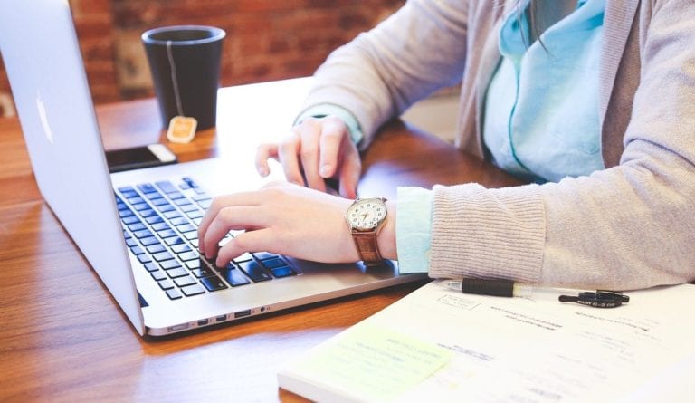 Redeschiderea şcolilor creşte vânzările de laptopuri, tablete şi camere web cu 50%