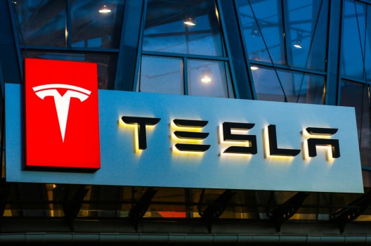 Tesla: Exclusă din Indicele S&P 500 și cu acțiunile în scădere