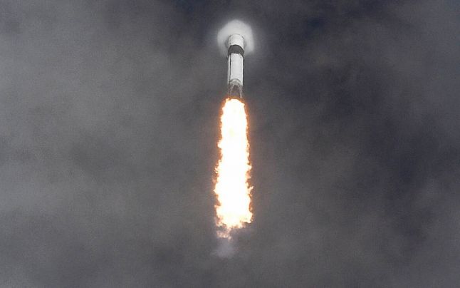 SpaceX a lansat încă 60 de sateliţi pentru internet, de la Cape Canaveral  Citeste mai mult: adev.ro/qir5zu