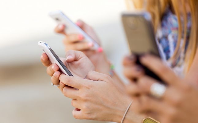 „Smartphone pinky” – Ce este efectul cauzat de folosirea îndelungată a telefonului de care suferă o mulţime de oameni