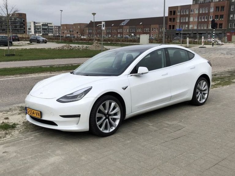 Tesla a trimis din China un prim transport de 7.000 de mașini Model 3