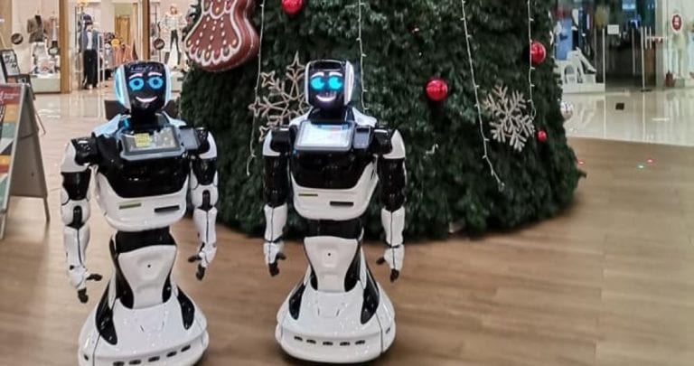 Cum arată roboții umanoizi care te întâmpină în mall