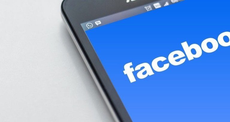 Facebook testează public Dark Mode în aplicația mobilă