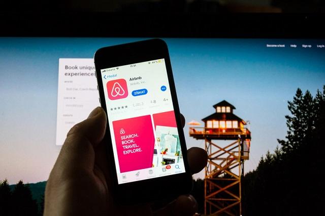 Platforma de închirieri Airbnb, pe pierderi tot mai mari, înainte de bursă