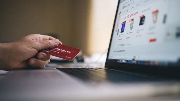 INS: 6 din 10 persoane care au folosit internetul în 2020 au făcut cumpărături online