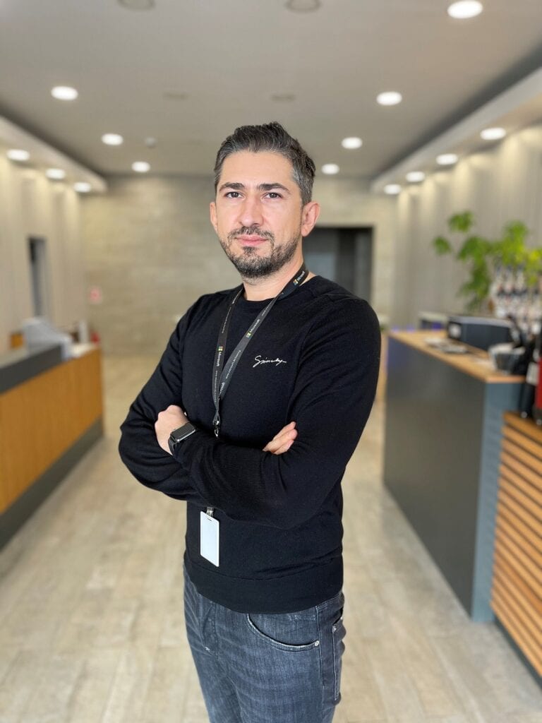 Piaţa de găzduire web a crescut accelerat în 2020, pe fondul restricţiilor impuse de pandemie. ”În mai puţin de 1 an, criza generată de COVID-19 a produs o schimbare în modul în care majoritatea companiilor îşi desfăşoară activitatea altfel posibilă doar în ani”