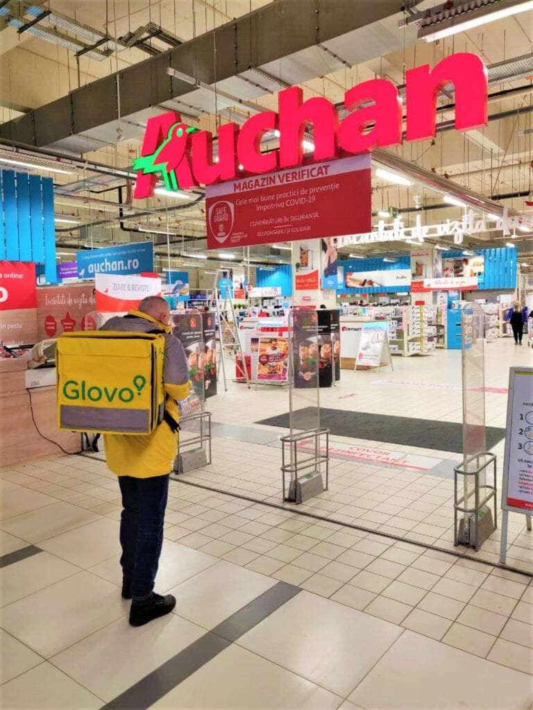 Auchan accelerează comenzile online şi încheie un parteneriat cu Glovo pentru livrarea produselor din cele 33 de hipermaketuri ale retailerului francez
