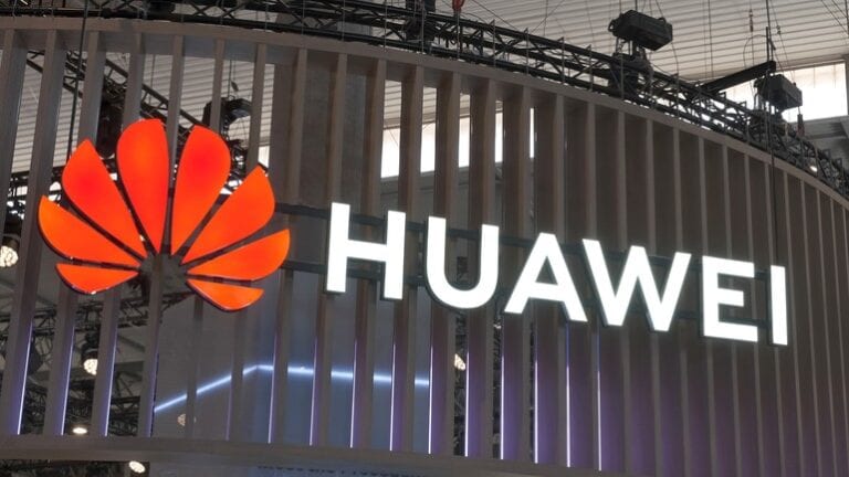 Huawei își anunță al doilea smartphone pliabil. Compania întoarce foaia