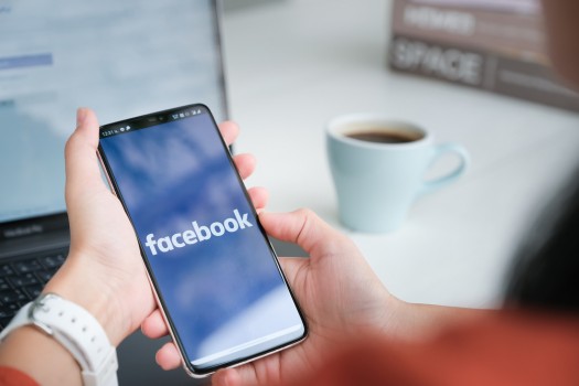 Facebook ar putea lansa un ceas inteligent anul viitor
