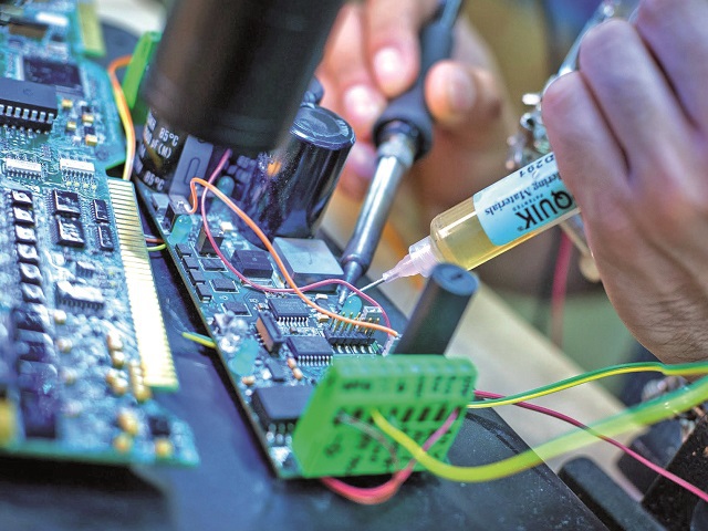 În ultimele luni, constructorii auto din toată lumea, de la Toyota la Ford şi Dacia, au redus producţia. Consolele de jocuri video devin tot mai greu de găsit în magazine. Chiar şi producătorii de aluminiu au avertizat că pot veni vremuri grele pentru ei. Toţi au în comun un nou pericol: o penurie bruscă şi de amploare globală de semiconductori