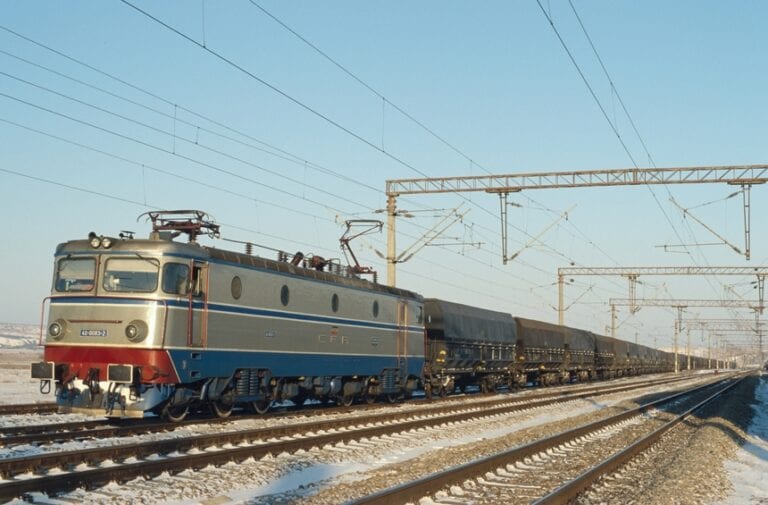 Asociaţia „Pro Infrastructură” cere Ministerului Transporturilor să discute cu Alstom pe tema sistemelor de centralizare şi telecomunicaţii pentru schimbarea macazurilor şi semnalelor necesare pe cei 40 de kilometri de cale ferată de la Curtici la Arad