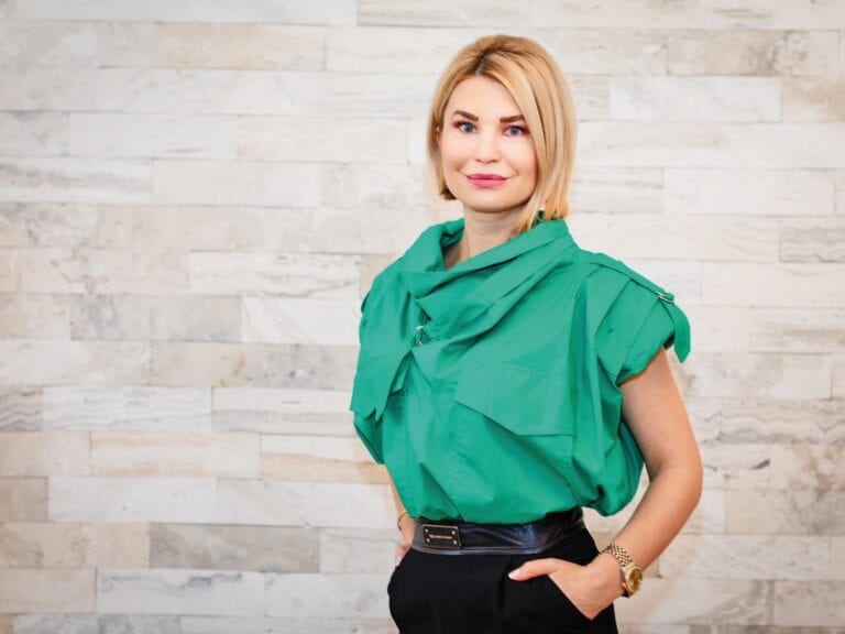 Topul industriilor şi judeţelor cu salarii brute de 10.000 de lei şi peste: Dacă în Bucureşti sunt 127.232 de salariaţi care câştigă peste această sumă, În Bacău sunt numai 1.527. IT-iştii, medicii, sectorul financiar şi chiar profesorii universitari câştigă cei mai mulţi bani