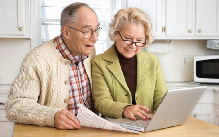 Pandemia i-a împins pe seniori către lumea cumpărăturilor online: au cheltuit cu 50% mai mult, segmentul cu cea mai mare creştere în 2020
