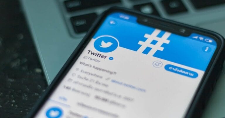 Twitter va închide conturile celor care promovează mesaje anti-vaccinare