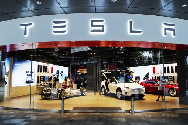 Tesla introduce opţiunea de Self-Driving pe maşinile sale, dar legislaţia nu permite folosirea ei