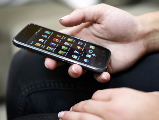 Telekom România: Peste 40% dintre români folosesc un smartphone cel puţin doi ani