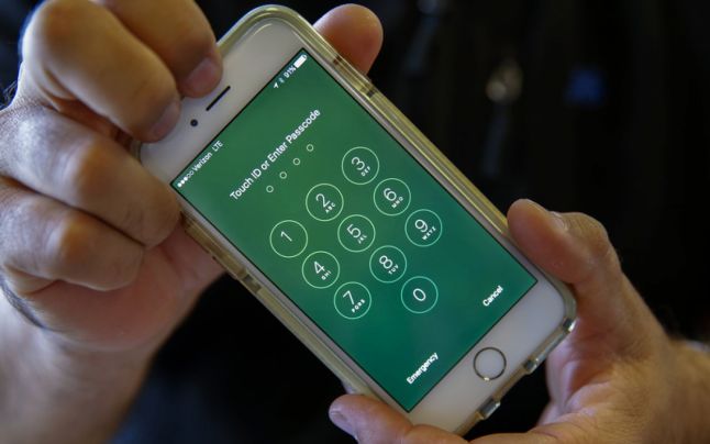 Cum a deblocat FBI iPhone-ul unuia dintre atacatorii de la San Bernardino