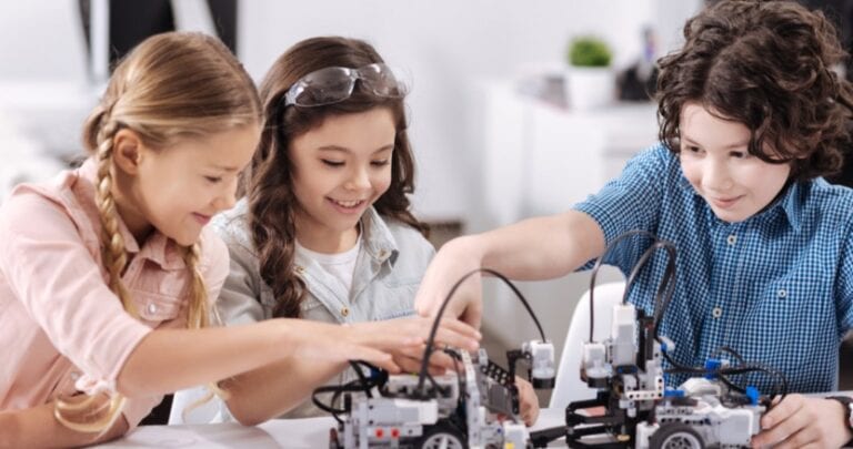 Pandemia a accelerat alfabetizarea digitală. Tot mai mulți copii fac cursuri de robotică și programare