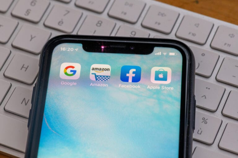 Uniunea Europeană dă lovitura giganților tech. Vrea interzicerea totală a reclamelor personalizate