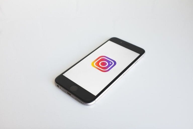 Instagram va permite blocarea cuvintelor și expresiilor injurioase din mesajele private pentru a combate hărțuirea