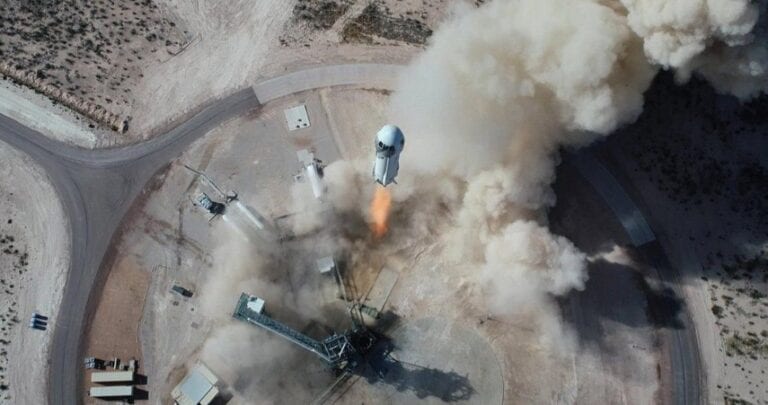 Jeff Bezos a anunțat data primului zbor pentru agrement în spațiu