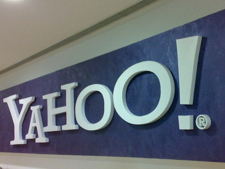 Yahoo! se vinde iar, împreună cu alte alte servicii online