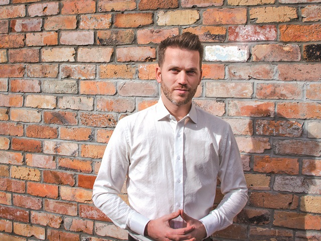 Andrew Allen, vicepreşedinte al companiei americane Crossover: Avem în echipă 150 de români şi vrem să recrutăm alţi 150 de profesionişti IT din România în următorul an. Unii dintre ei au început de la 50 de dolari pe oră şi au ajuns la 100 – 200 de dolari pe oră, adică au pornit de la un venit de 8.000 de dolari pe lună şi au ajuns la 32.000 de dolari pe lună