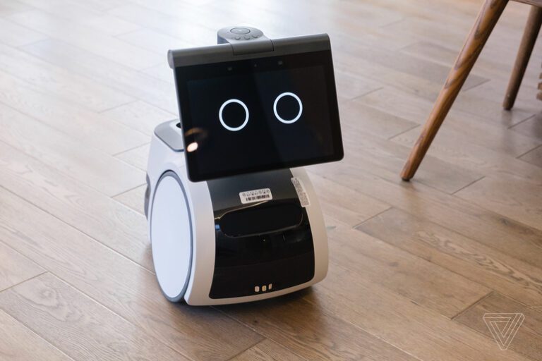 Amazon a prezentat Astro, un robot care face puține, costă mult, iar angajații companiei spun că este groaznic