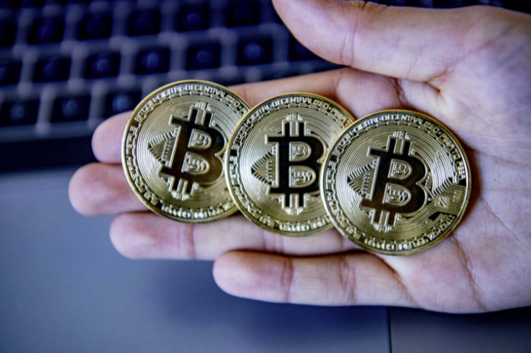 Bitcoin, scădere pe fondul temerilor cu privire la mediu. Solana, una dintre cele mai populare criptomonede din ultima perioadă, suferă un declin de 14%