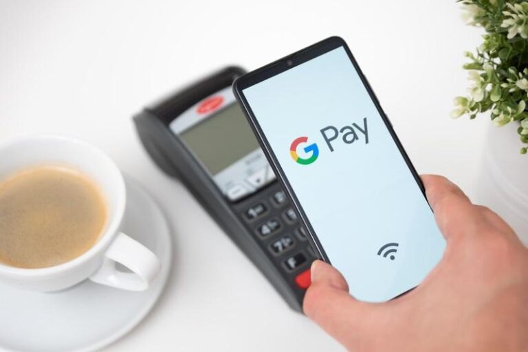 Românii pot face plăți cu telefonul, prin aplicația Google Pay