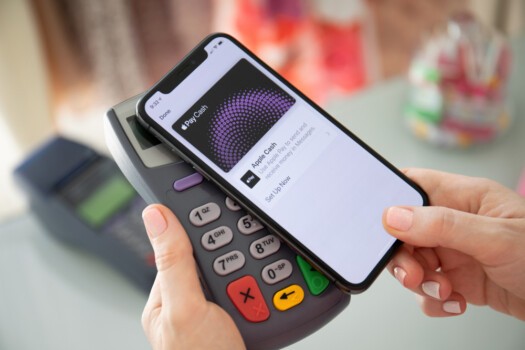 Hackerii ar putea forța iPhone-urile cu ecranul blocat să efectueze plăți contactless