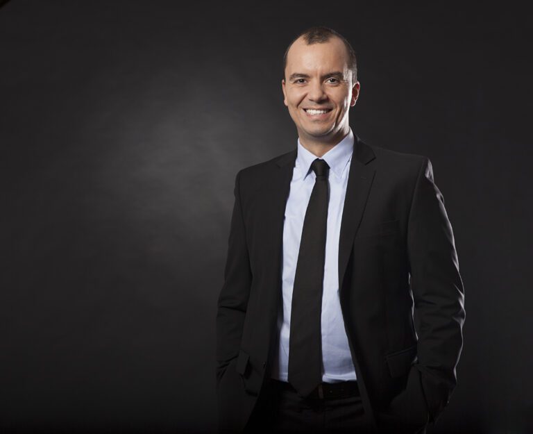 Surpriză: Microsoft şi-a recrutat un şef cu ADN de antreprenor tech pentru subsidiara din România – pe Bogdan Putinică; el a devenit milionar în 2006, la 30 de ani, după ce şi-a vândut firma de soft unei multinaţionale. Din 2012 el ocupa poziţii de top management la nivel global pentru gigantul suedez Enea