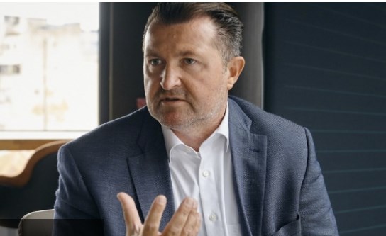 Poate deveni brățara fitness un ”antrenor personal”? Cum vor americanii de la Fitbit să câștige mai mulți utilizatori în România