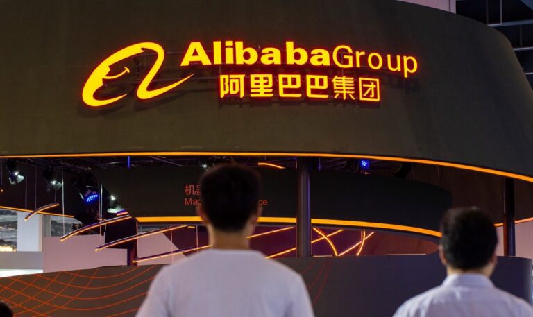 Acţiunile Alibaba, care s-au apreciat cu 24% în ultimele patru şedinţe de tranzacţionare, îşi opresc trendul ascendent din cauza creşterii randamentelor la obligaţiuni. Analiştii recomandă cumpărarea acţiunilor