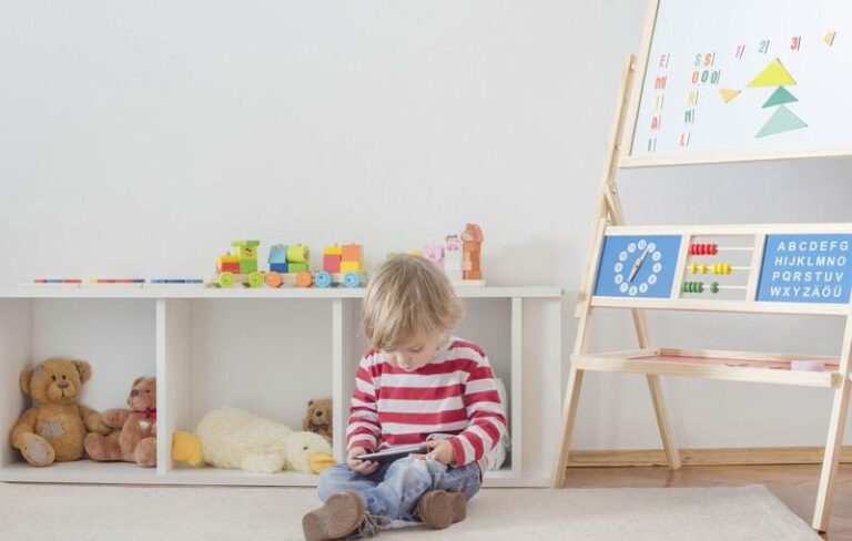 Există o corelație directă între timpul petrecut de părinți pe dispozitivele mobile și timpul petrecut de copiii lor. 70% dintre copii stau peste 3 ore la ecran pe zi – studiu