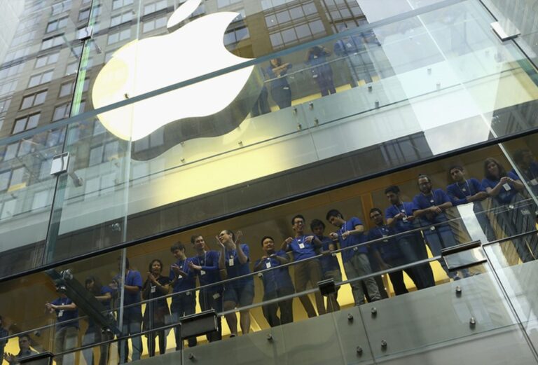 Apple a transmis angajaţilor că pot discuta despre salarii, orele lucrate şi condiţiile de muncă