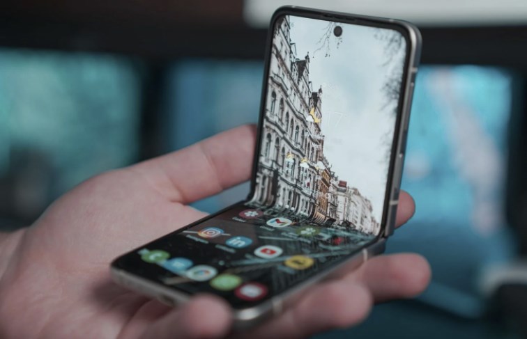 Ar trebui să cumperi Samsung Flip, cel mai ieftin telefon pliabil?